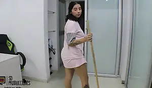 My horny stepsister turns me superior to before while she cleans burnish apply house