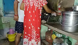 Indian bangali pinki vabi kitchen me kam kar rahi thi or davor aya district pe leja ke chodke vabi ki pussy ko jamke choda